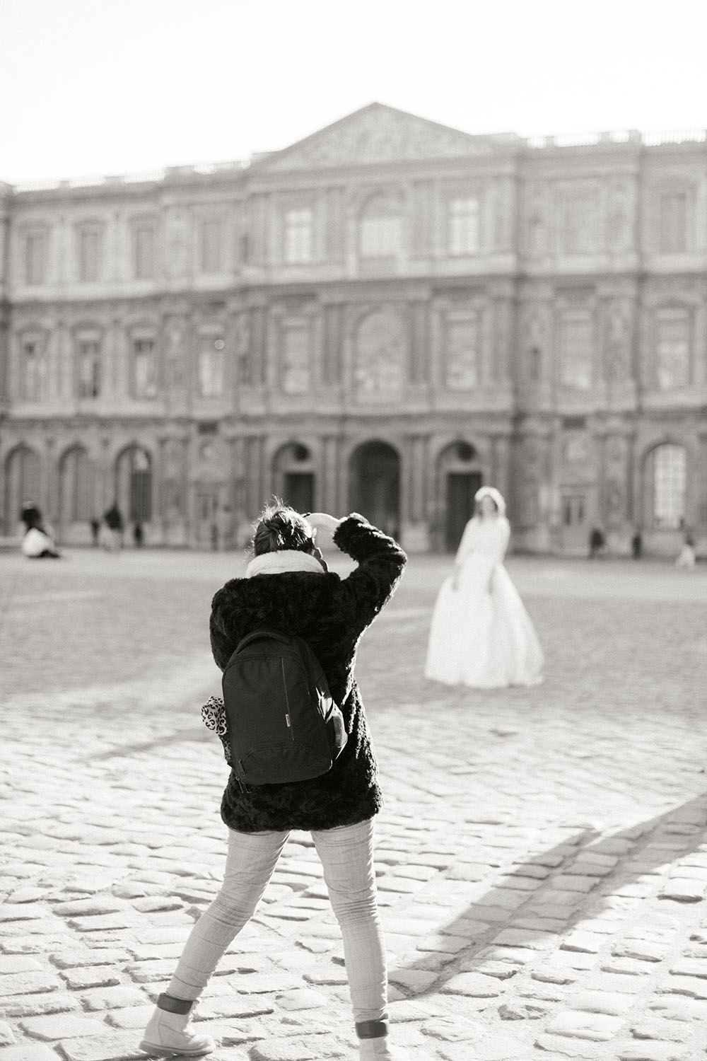 un éléve photographe prend une amriée en photos